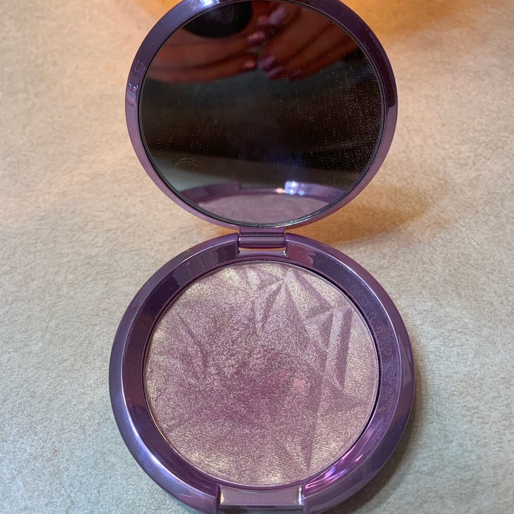 Becca Cosmetics Lilac Geode Highlighter